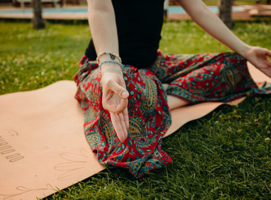 joga, pokoj, harmónia, dychové cvičenia, ako začať meditovať, firemná joga, joga v Bratislave, joga v práci, dych, myseľ, myšlienky, prítomný okamih, všímavosť, mindfullness, meditácia, Fitshaker, Nikol Chovancová, joga s Nikol